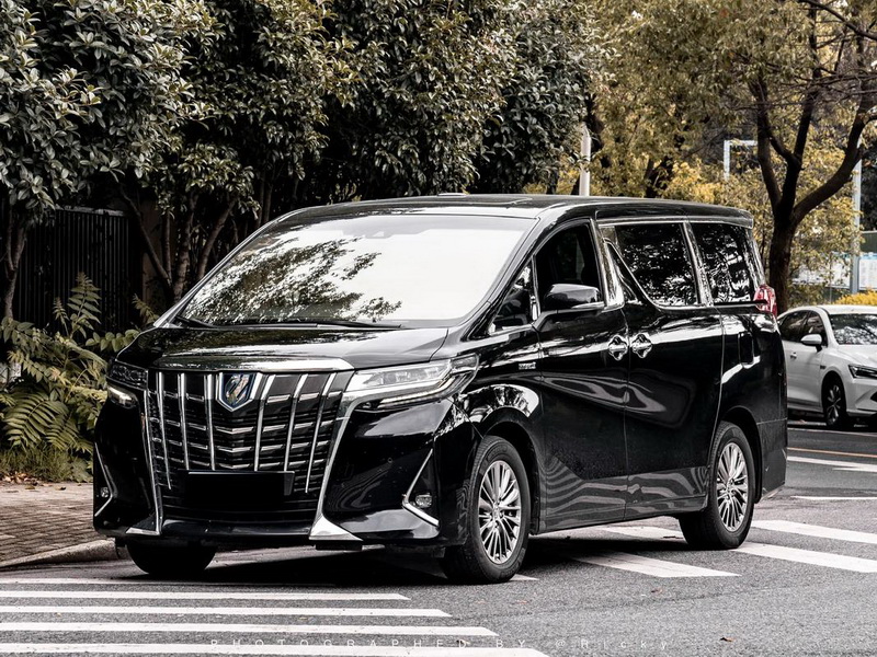 2024款黑色埃尔法出租