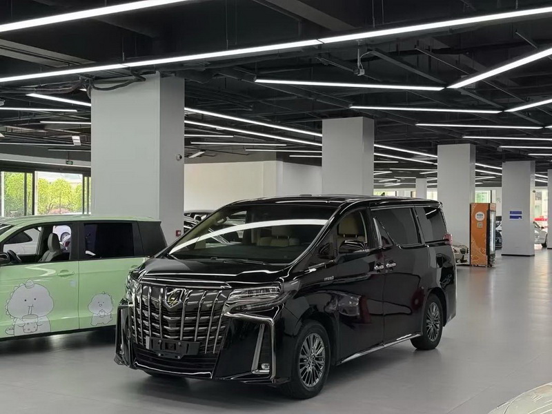 2023款黑色埃尔法出租